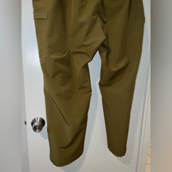 Mid-Rise StretchTech Straight Cargo Pants - Picture 7 of 8